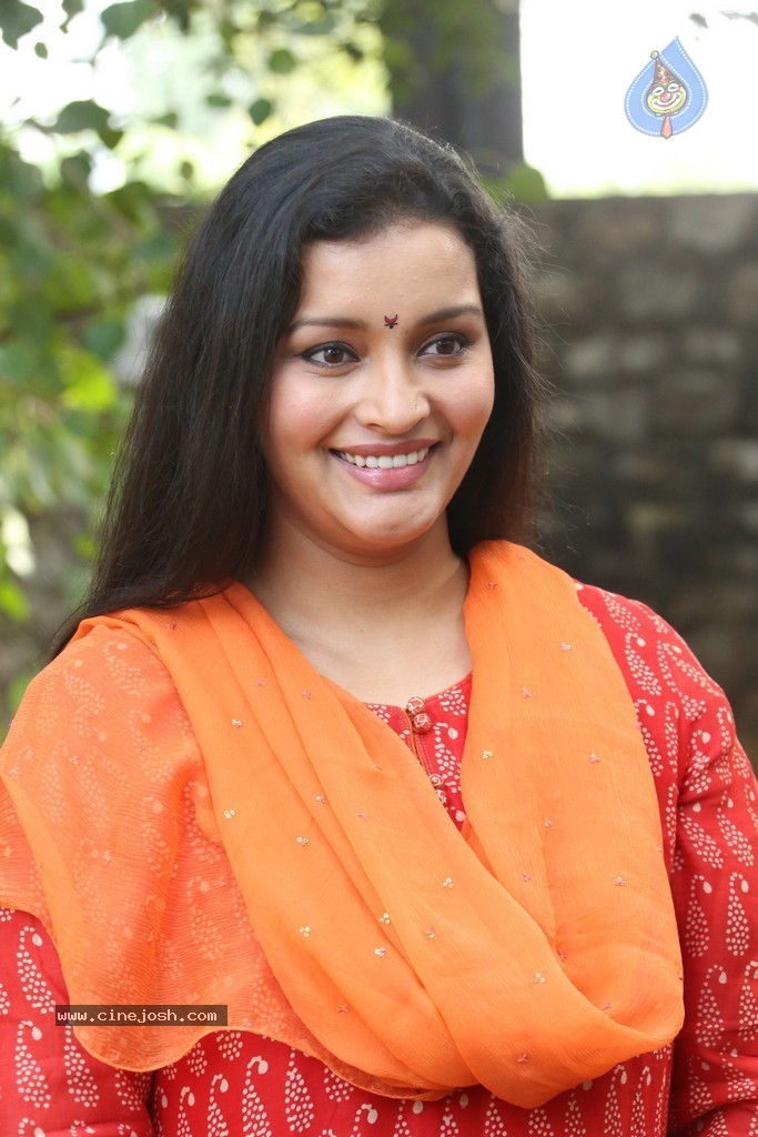 Renu Desai New Photos - 11 / 43 photos