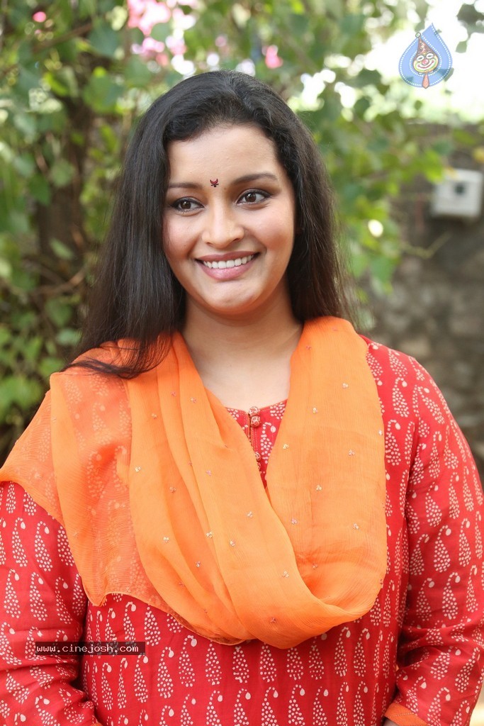 Renu Desai New Photos - 20 / 43 photos