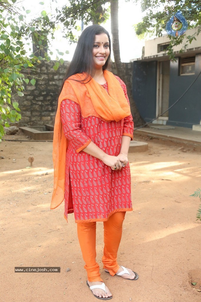 Renu Desai New Photos - 33 / 43 photos