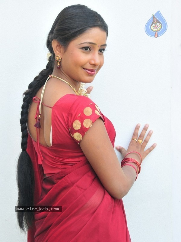 Reshmi New Stills - 13 / 25 photos