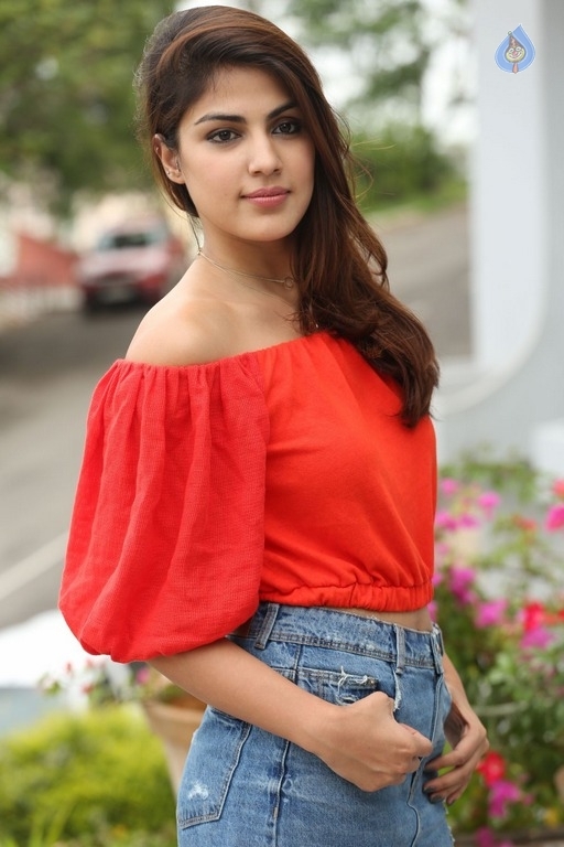 Rhea Chakraborty New Stills - 13 / 55 photos