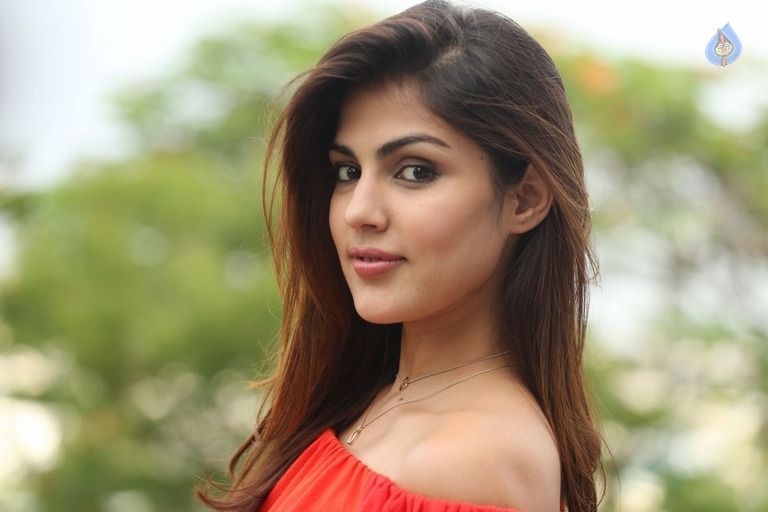 Rhea Chakraborty New Stills - 18 / 55 photos