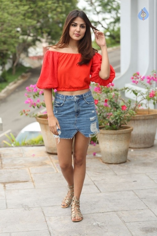 Rhea Chakraborty New Stills - 40 / 55 photos
