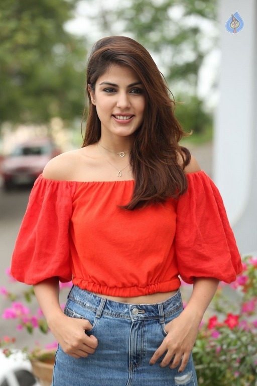 Rhea Chakraborty New Stills - 42 / 55 photos