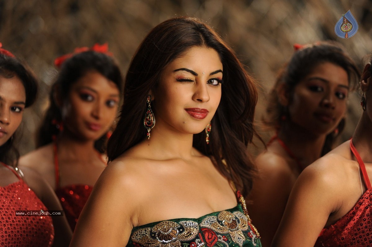 Richa Gangopadhyay Hot Stills - 23 / 77 photos