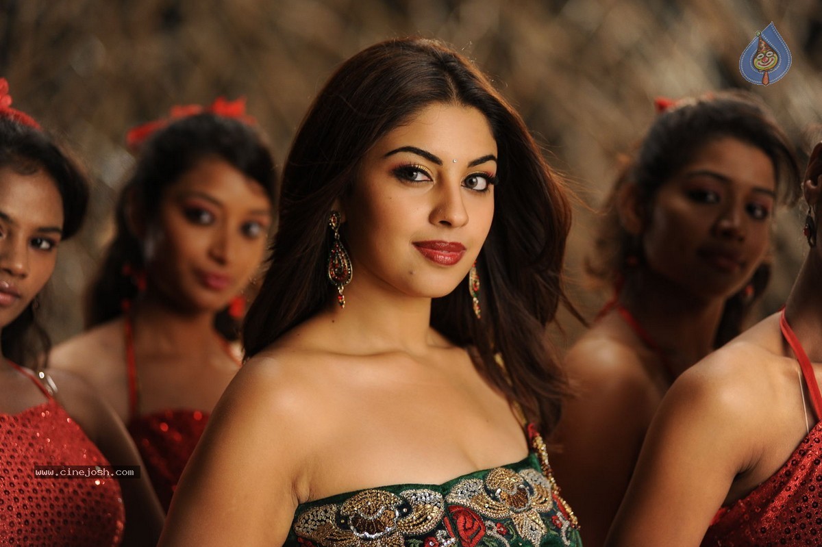 Richa Gangopadhyay Hot Stills - 43 / 77 photos