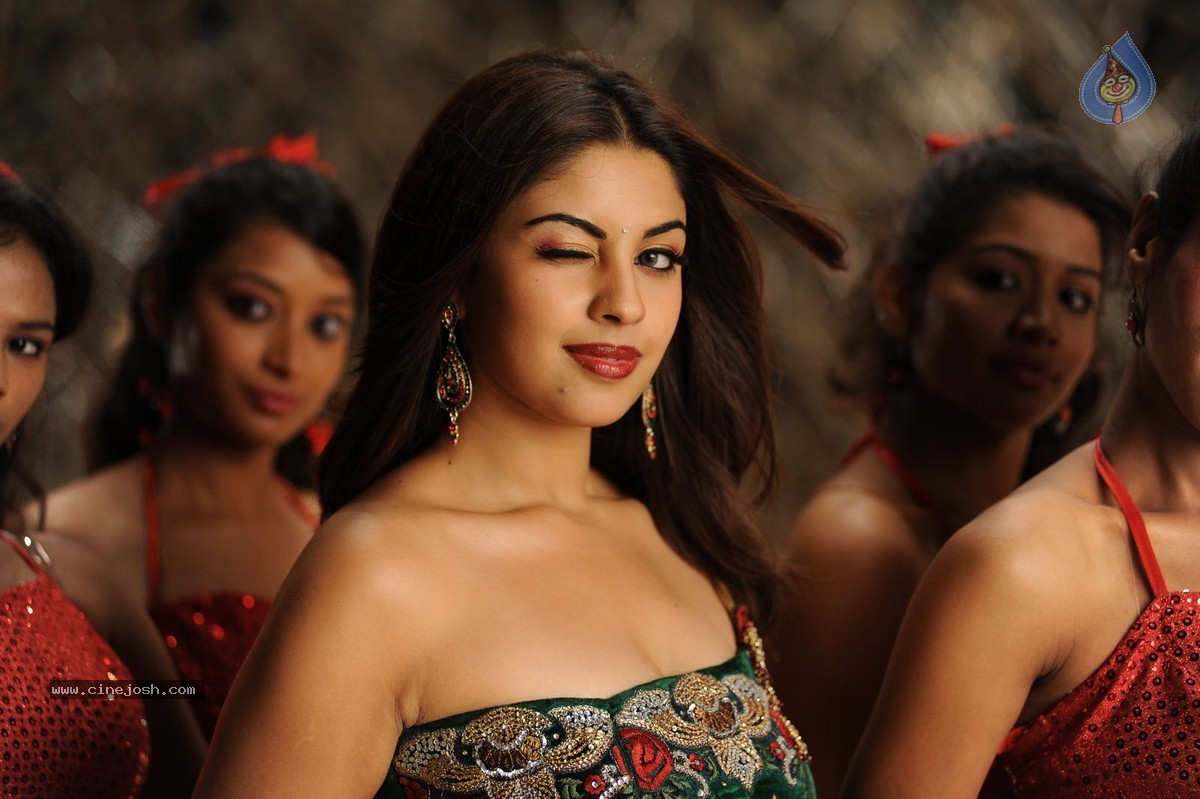 Richa Gangopadhyay Hot Stills - 47 / 77 photos