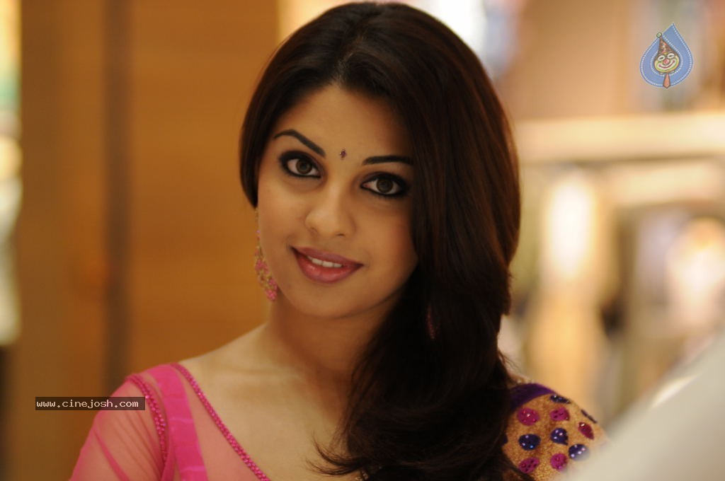 Richa Gangopadhyay Latest Photos - 18 / 47 photos