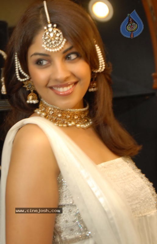 Richa Gangopadhyay New Gallery - 10 / 19 photos