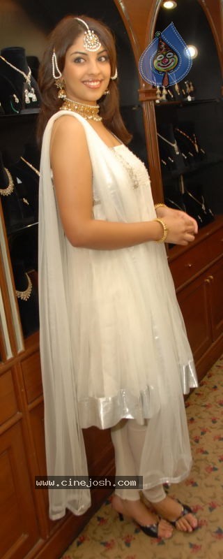 Richa Gangopadhyay New Gallery - 14 / 19 photos