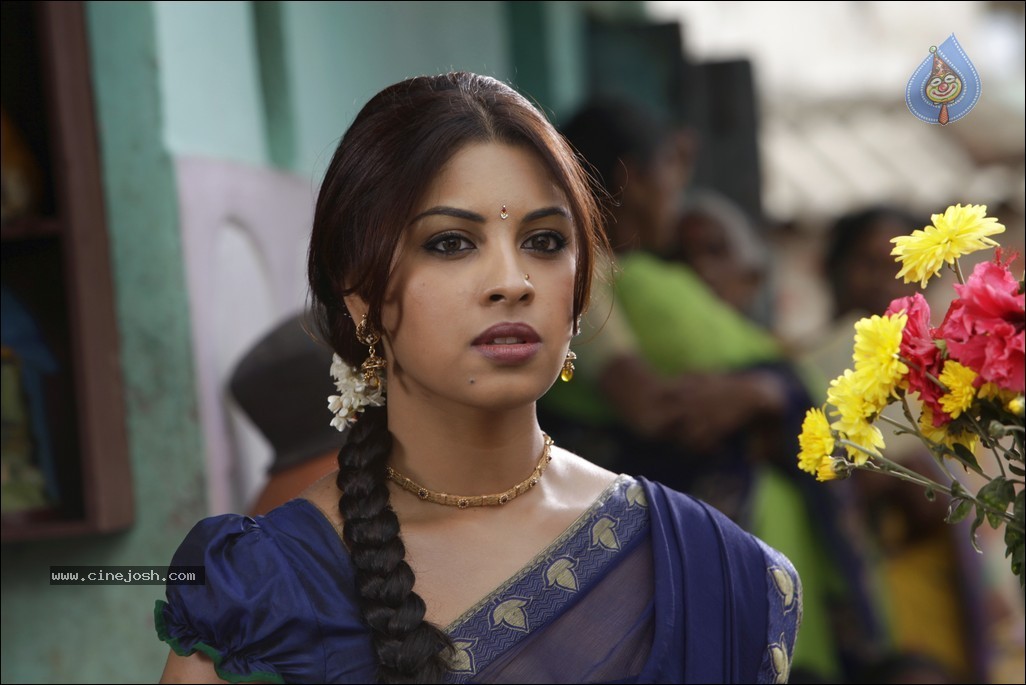 Richa Gangopadhyay New Pics - 8 / 42 photos