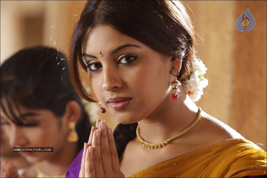 Richa Gangopadhyay New Pics - 17 / 42 photos