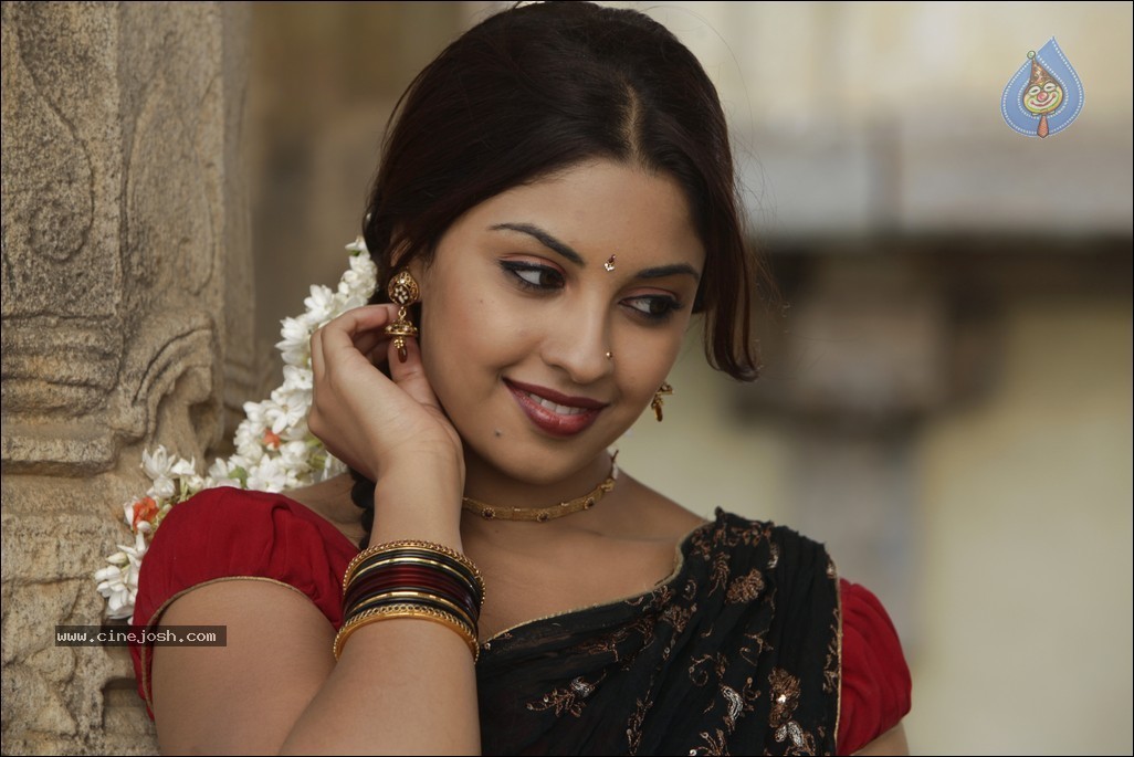 Richa Gangopadhyay New Pics - 22 / 42 photos