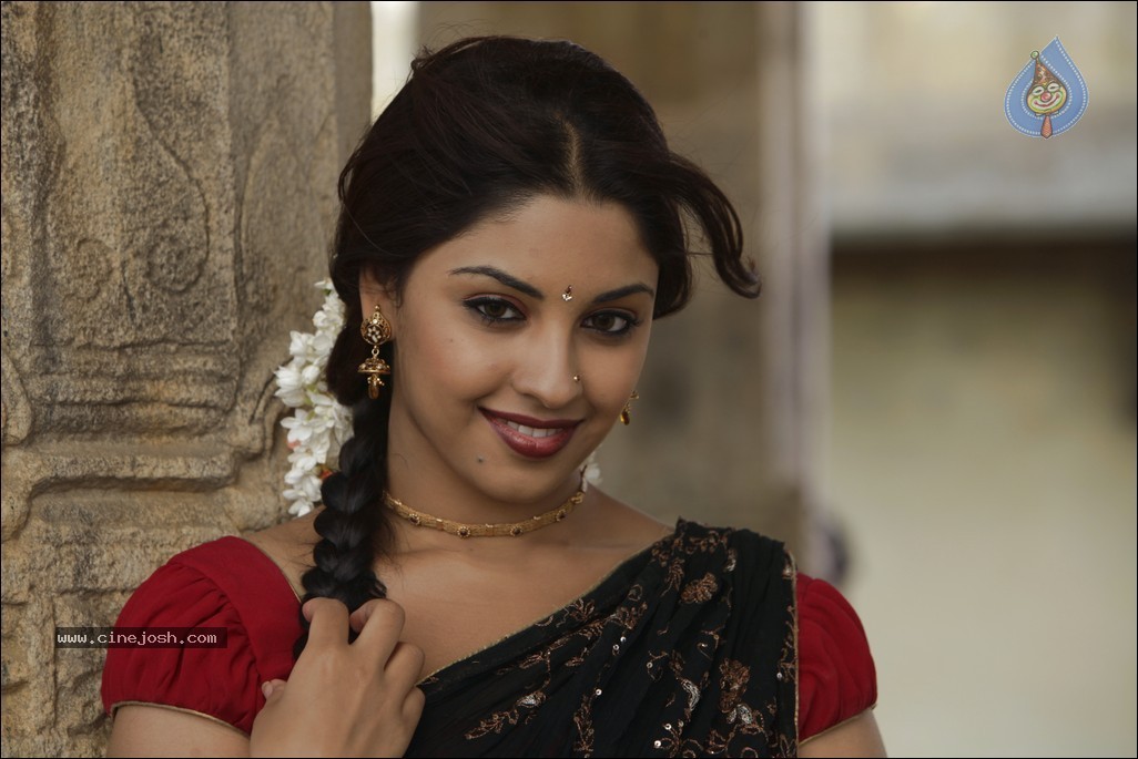 Richa Gangopadhyay New Pics - 25 / 42 photos