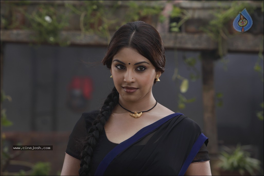 Richa Gangopadhyay New Pics - 27 / 42 photos