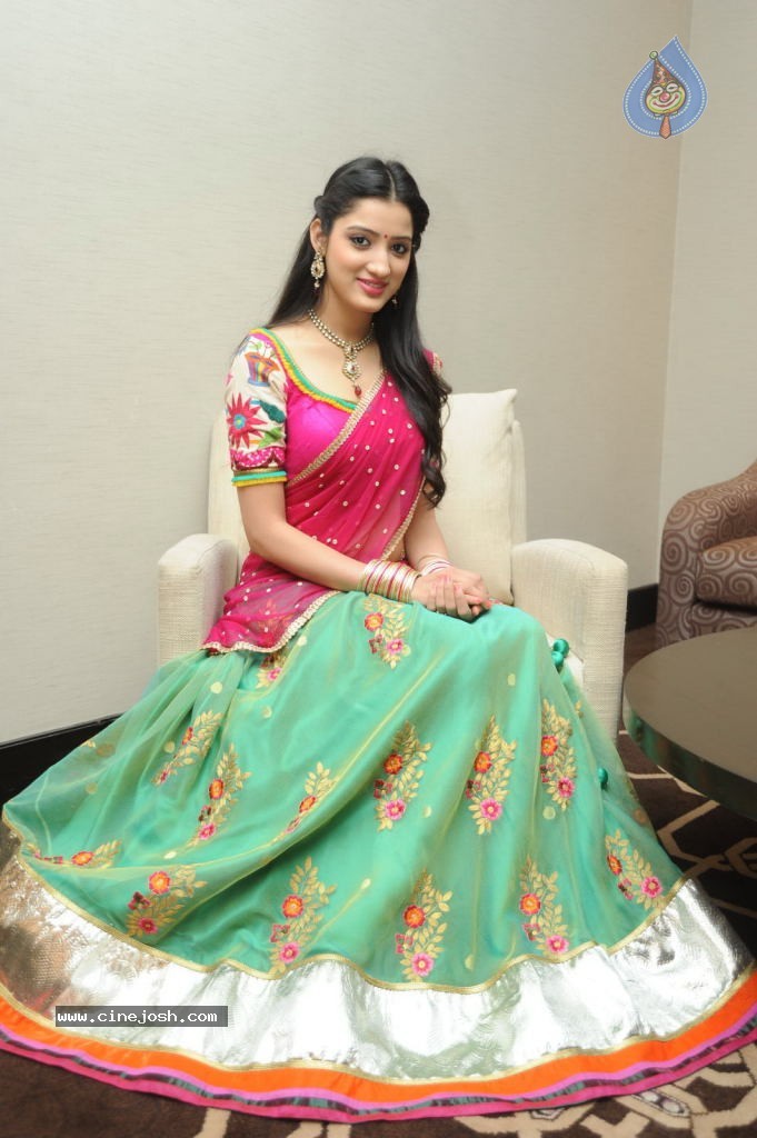 Richa Panai Cute Stills - 34 / 101 photos