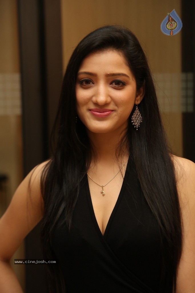 Richa Panai Hot Stills - 20 / 75 photos