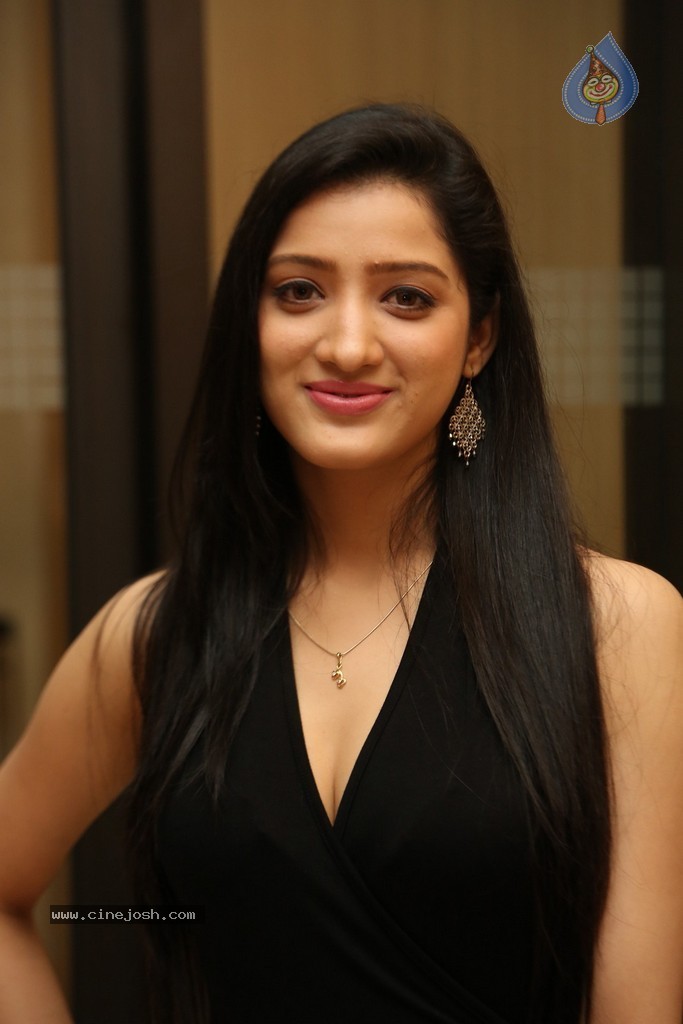 Richa Panai Hot Stills - 26 / 75 photos