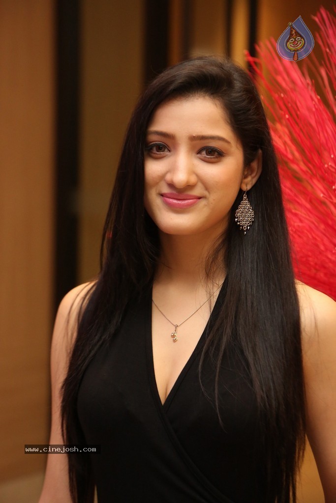 Richa Panai Hot Stills - 28 / 75 photos