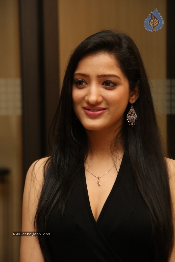 Richa Panai Hot Stills - 34 / 75 photos