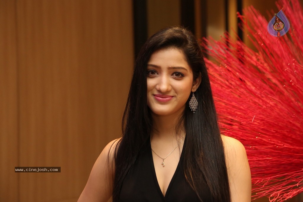 Richa Panai Hot Stills - 37 / 75 photos