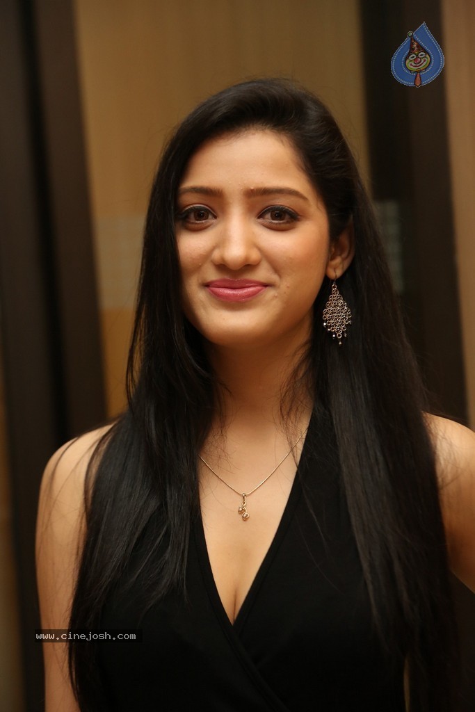 Richa Panai Hot Stills - 41 / 75 photos