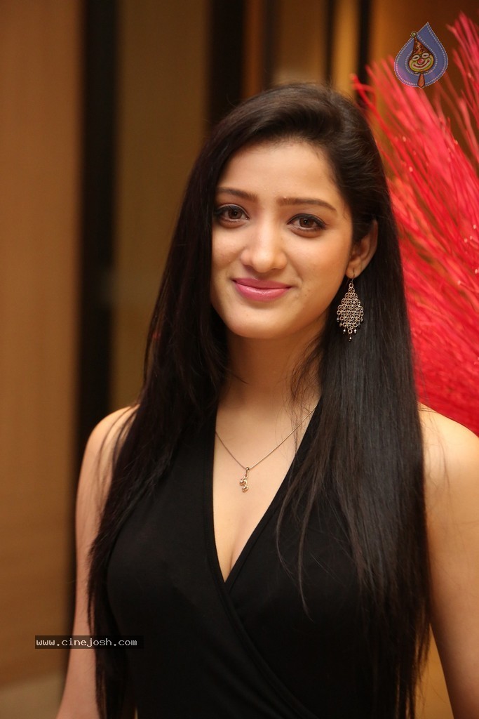 Richa Panai Hot Stills - 57 / 75 photos