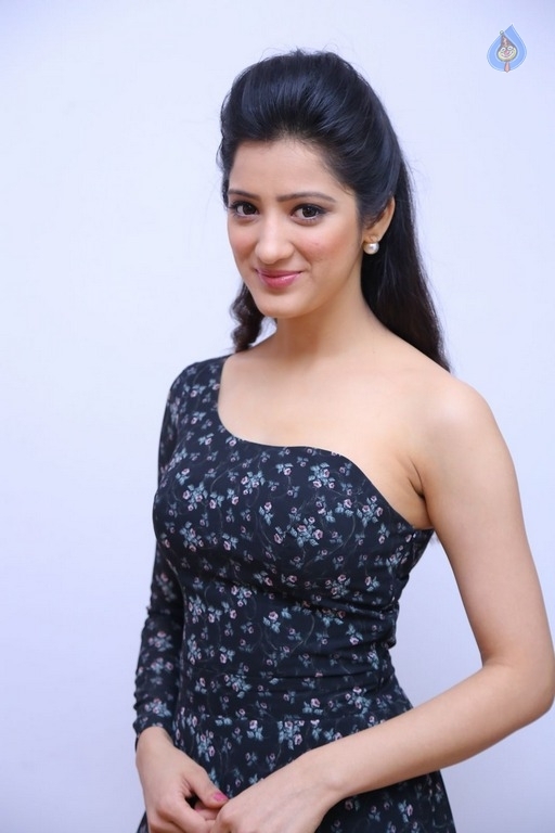 Richa Panai Latest Gallery - 14 / 39 photos