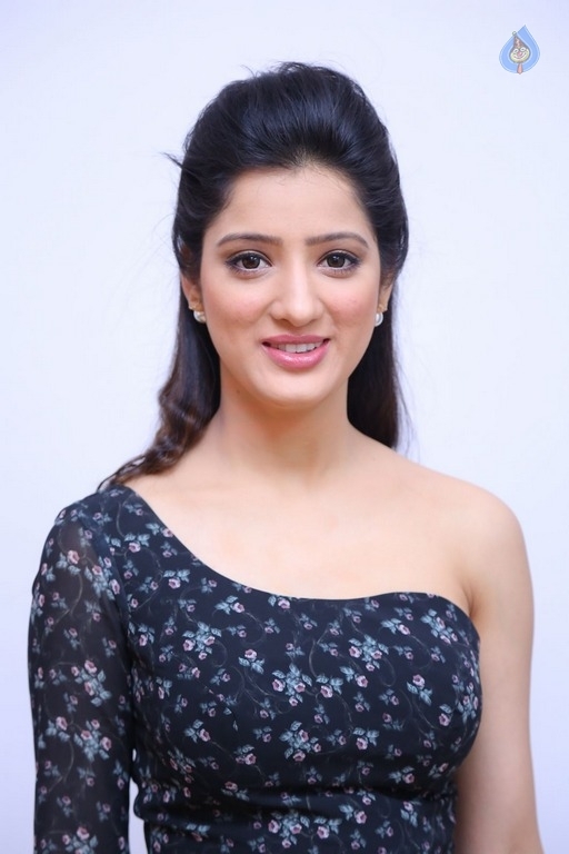 Richa Panai Latest Gallery - 20 / 39 photos