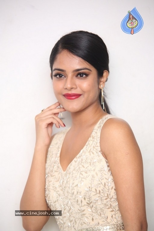 Riddhi Kumar New Images - 11 / 21 photos