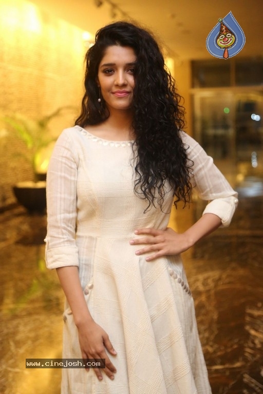 Ritika Singh Gallery - 13 / 28 photos