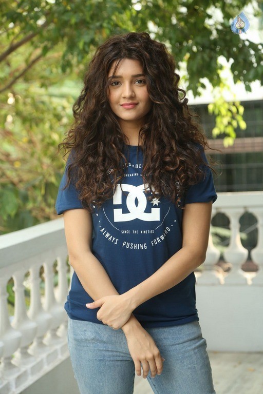 Ritika Singh Latest Photos - 4 / 34 photos