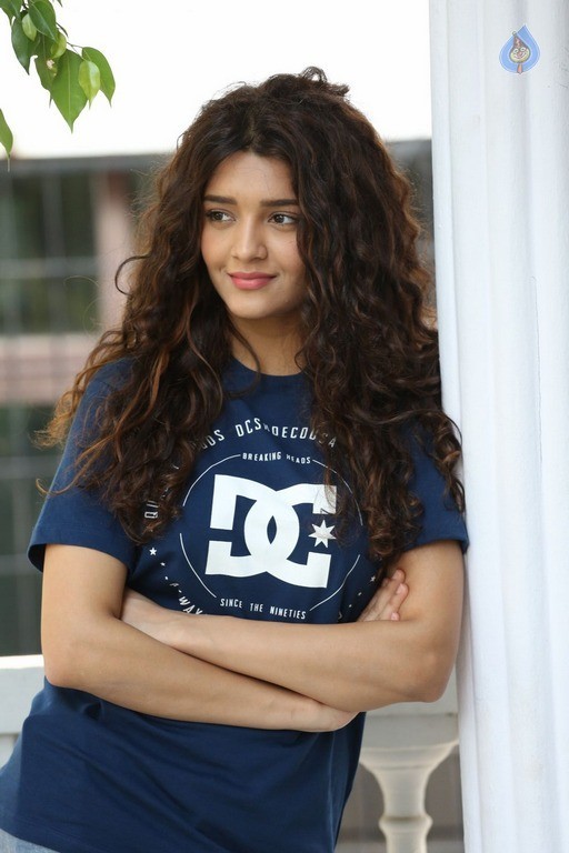 Ritika Singh Latest Photos - 29 / 34 photos