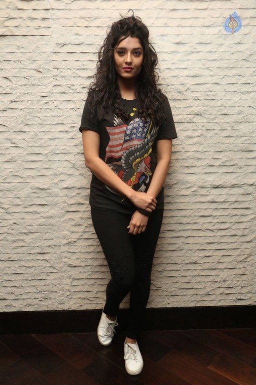 Ritika Singh Latest Photos - 29 / 34 photos