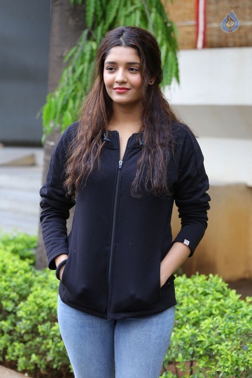 Ritika Singh New Gallery - 5 / 37 photos