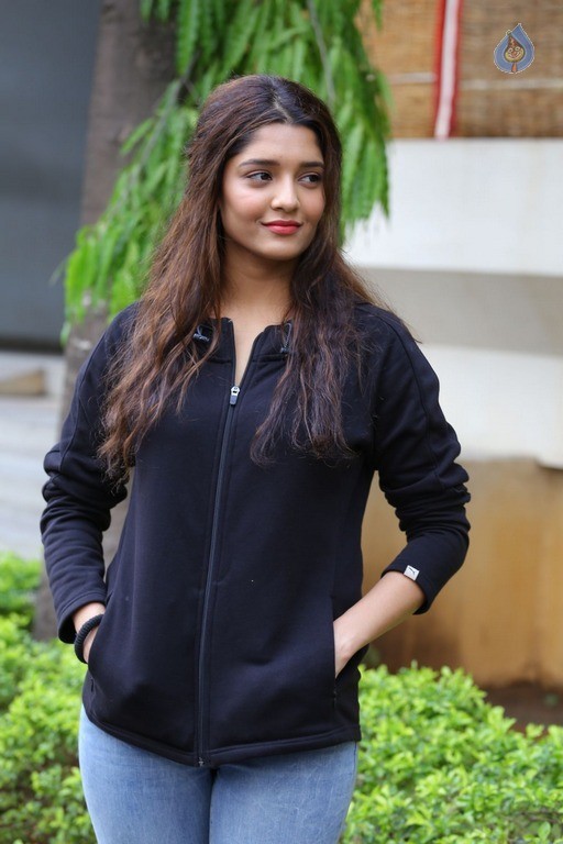 Ritika Singh New Gallery - 19 / 37 photos