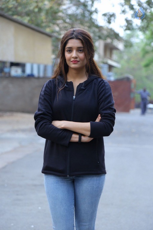 Ritika Singh New Gallery - 21 / 37 photos