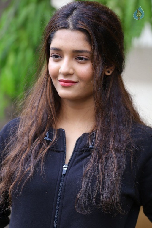 Ritika Singh New Gallery - 25 / 37 photos