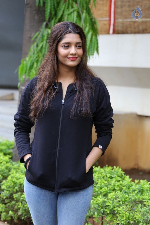 Ritika Singh New Gallery - 26 / 37 photos