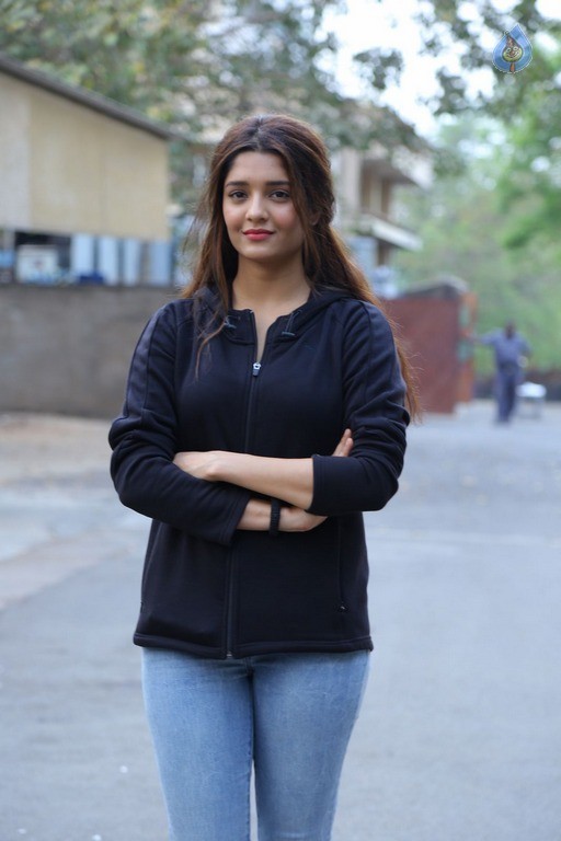 Ritika Singh New Gallery - 28 / 37 photos