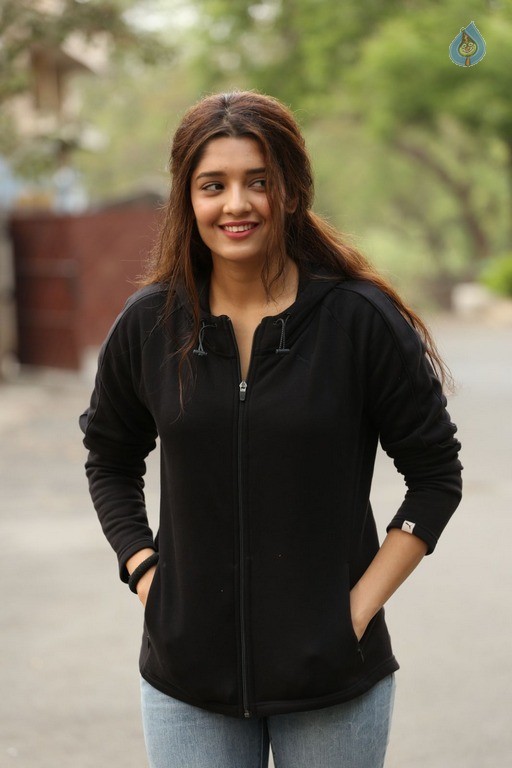 Ritika Singh New Gallery - 36 / 37 photos