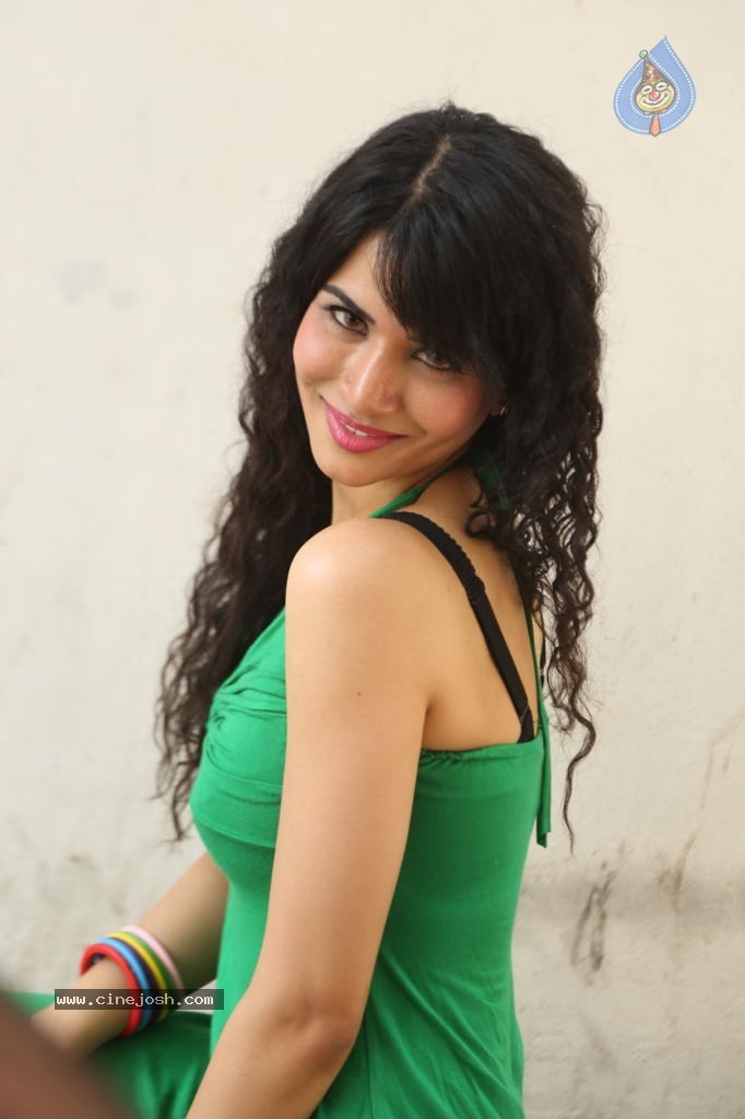 Ritu New Stills - 31 / 146 photos