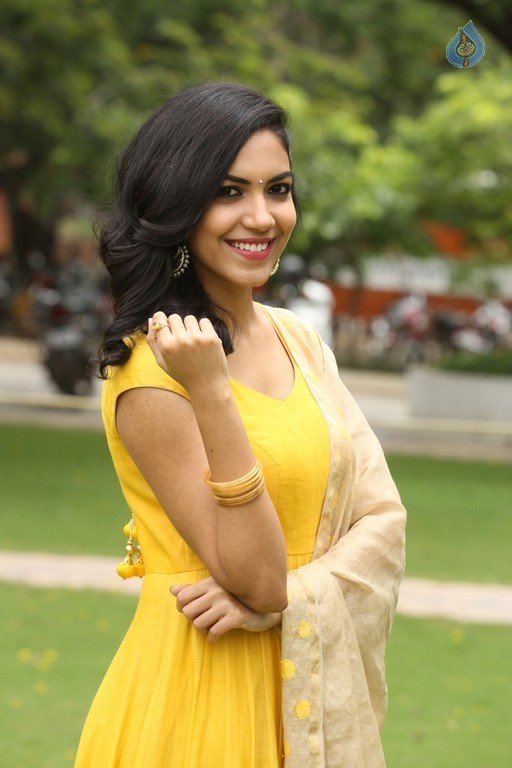 Ritu Varma New Gallery - 21 / 42 photos