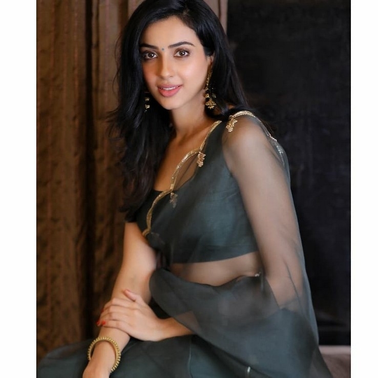 Riya Suman Stills - 8 / 13 photos