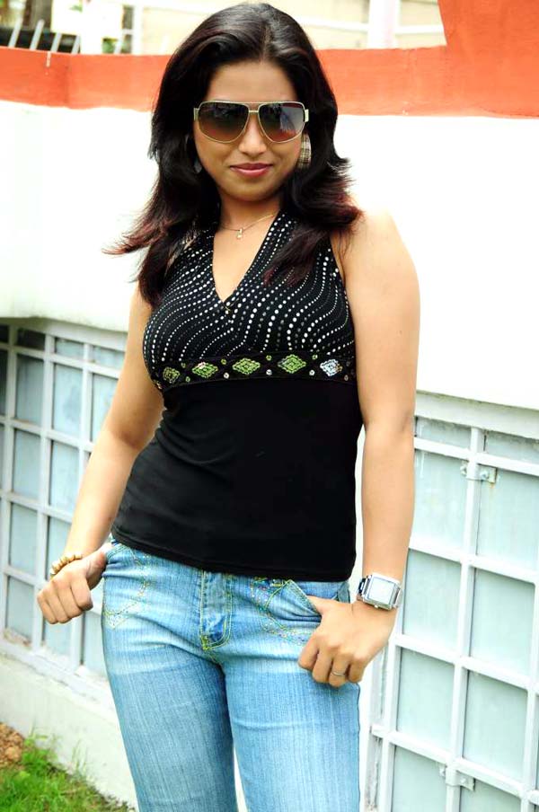 Roshini - 1 / 23 photos