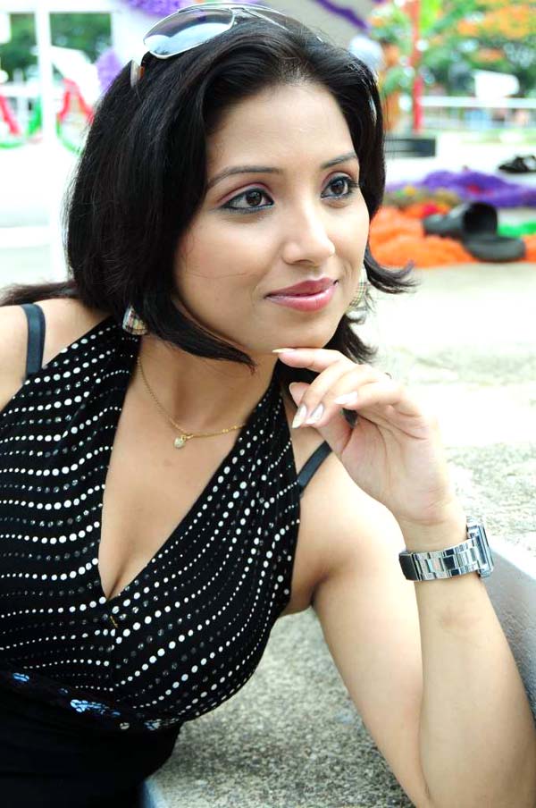 Roshini - 10 / 23 photos