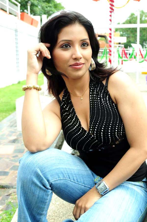 Roshini - 12 / 23 photos