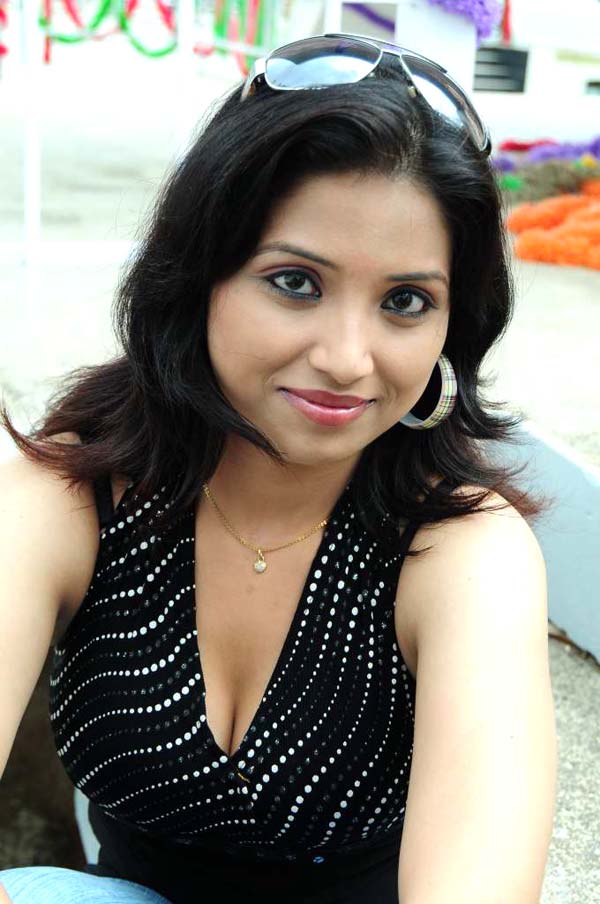 Roshini - 15 / 23 photos