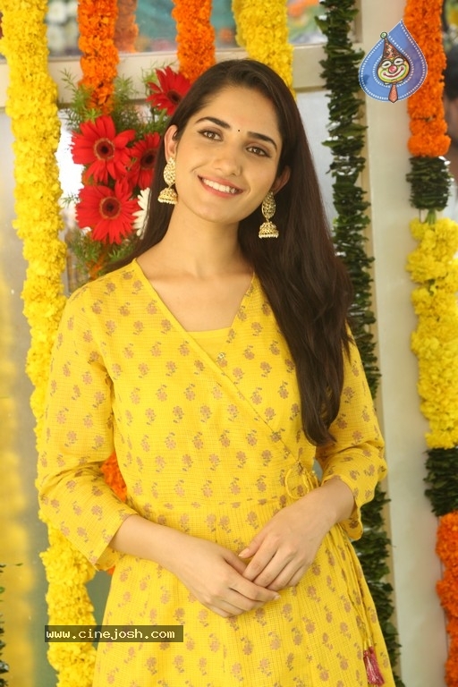 Ruhani Sharma Gallery - 14 / 21 photos