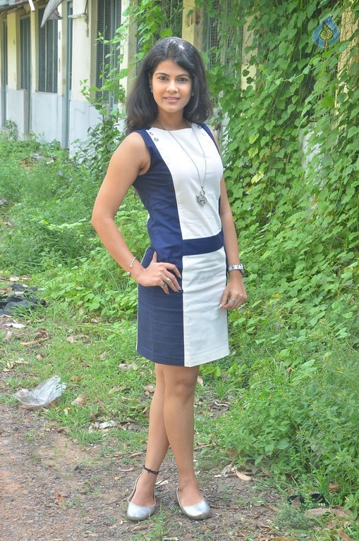 Ruhi Singh New Photos - 2 / 30 photos